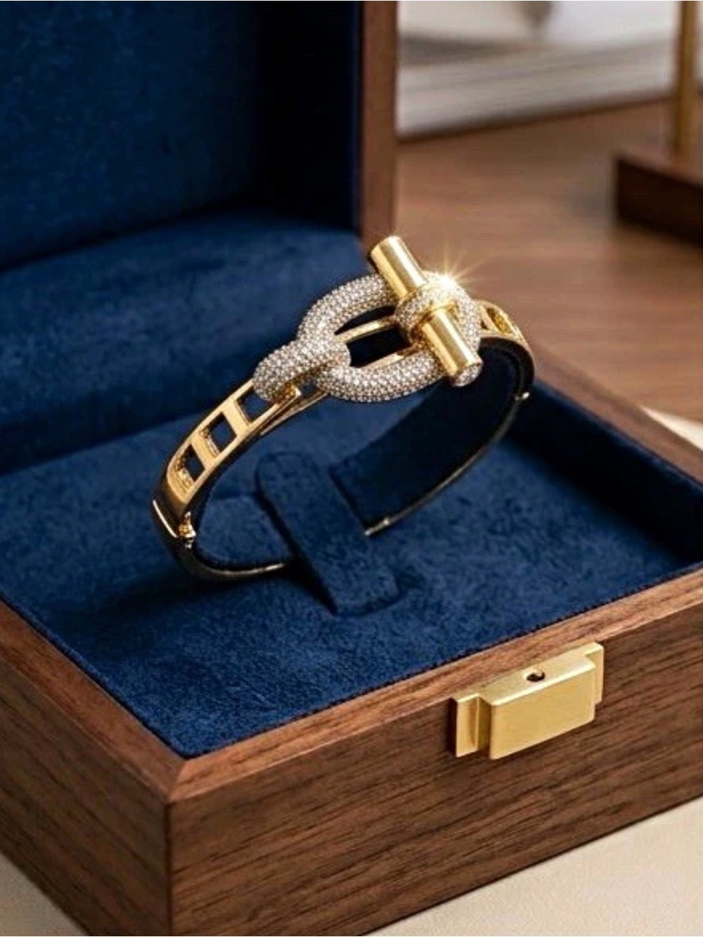 Elegant Gold and Crystal Link Bracelet - Women Accessories